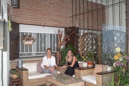 Carolina Morales, junto a su hija Alicia en el porche de su vivienda en la colonia Valderrivas.