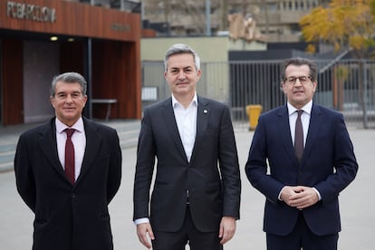 Los candidatos a la presidencia del FC Barcelona, Joan Laporta, Víctor Font (centro) y Toni Freixa, posan para la prensa gráfica tras el debate que protagonizaron el martes en el programa 'El Mon', de RAC1.