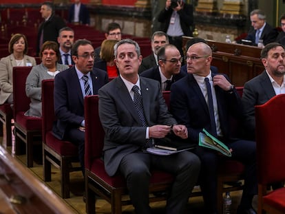 En primera fila, el exvicepresidente de la Generalitat Oriol Junqueras (derecha); el exconsejero de Asuntos Exteriores Raül Romeva (centro) y el exconsejero de Interior Joaquim Forn (izquierda), junto al resto de los acusados por el proceso soberanista catalán en el Tribunal Supremo, en febrero de 2019.