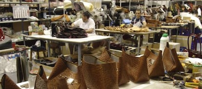 Taller de la f&aacute;brica de bolsos &#039;La Espuela&#039;, en Ubrique (C&aacute;diz).