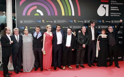 Carmen Maura posa junto al todo el equipo de 'Las brujas de Zugarramurdi', la última película en al que ha participado, momentos antes de recibir el Premio Donostia.