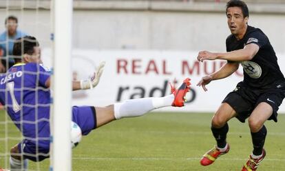 Pedro bate a Casto, portero del Murcia.