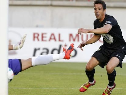 Pedro bate a Casto, portero del Murcia. 