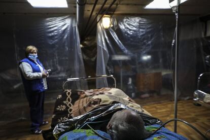 Una enfermera atiende a un paciente en el refugio subterráneo del Hospital Número 2 de Yitomir, el domingo. La ONU estima que más de cuatro millones de personas pueden terminar saliendo de Ucrania si el conflicto no cesa. La Guardia Fronteriza polaca ha asegurado que solo el domingo llegaron a Polonia más de 82.000 personas, según la agencia de noticias DPA.