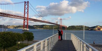 El puente 25 de abril, desde la margen norte del Tajo.