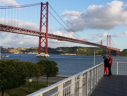 El puente 25 de abril, desde la margen norte del Tajo.