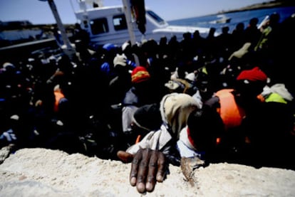 Llegada a Lampedusa de un barco con 200 inmigrantes a bordo procedentes de Libia el sábado.