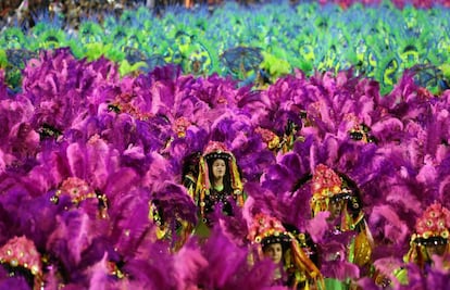 Una de las comparsas de la escuela de samba Mangueira, una de las más tradicionales de Brasil y la de mayor número de seguidores, brilló en el sambódromo de Río de Janeiro con un desfile sobre el espíritu festivo de los brasileños, en el que destacó principalmente el carnaval, fiesta por excelencia del país.