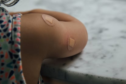 Una niña tras vacunarse.