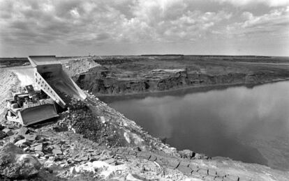 Trabajos de tapado de la balsa en las minas de Aznalcóllar por la empresa Boliden Apirsa, el 1 de mayo de 1998.