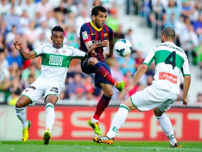 Alves trata de jugar el balón ante Rodrigues y Lombán