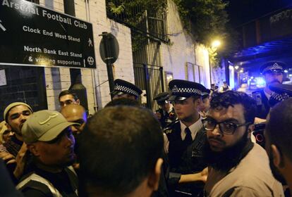 Agents de policia parlen amb els veïns del barri londinenc.