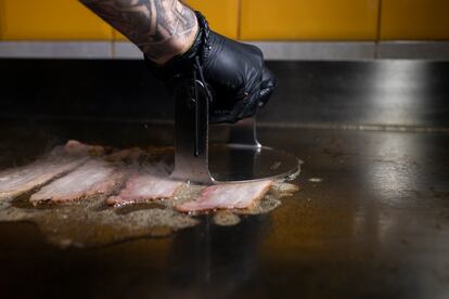 En esta hamburguesa todo se aplasta, también el bacon, que se estruja sobre la parrilla con una prensa redonda para que se tueste.  