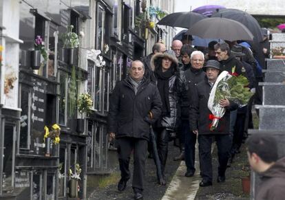 Ariola (delante a la izquierda), junto a otros participantes en el homenaje a Priede.