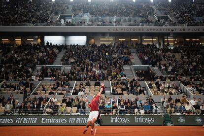 Djokovic sirve durante el partido contra Carballés.