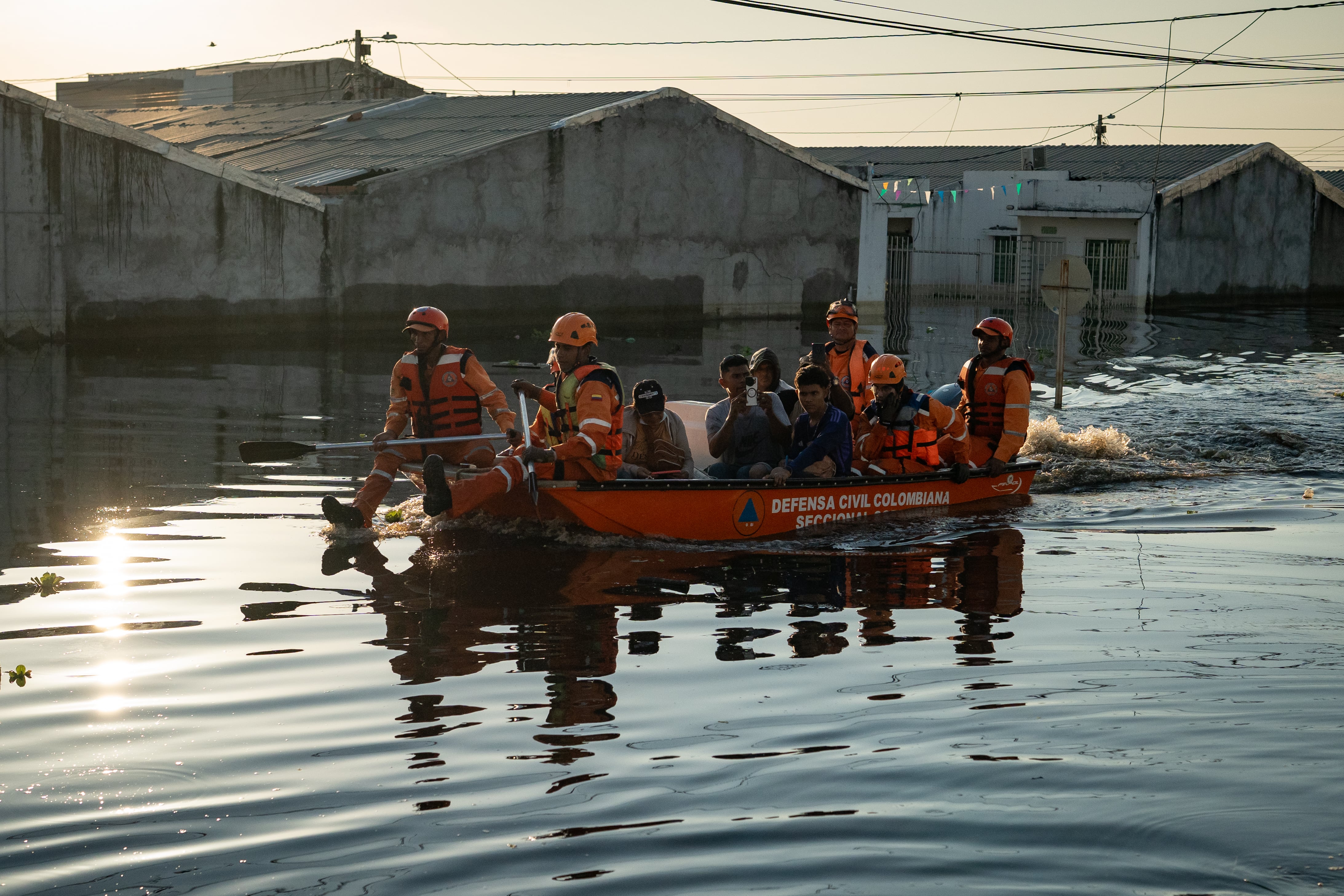 Autoridades atienden la emergencia en el barrio Vallejo, en Montería, Córdoba, el 10 de febrero.