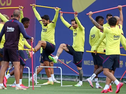 Suárez y Messi se ejercitan con sus compañeros.