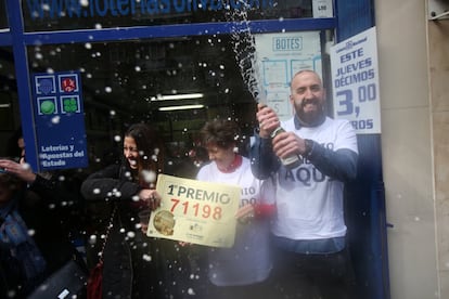 Ambiente de celebración en la administración de la calle San Delfín de Madrid donde ha entregad el primer premio.