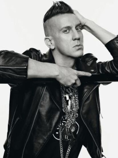 Jeremy Scott nació en Kansas City en 1974. Fue un niño estrafalario al que sus compañeros de colegio pegaban e insultaban. “Sabía lo que quería. Me puse a estudiar francés para trabajar en el mundo de la moda”.