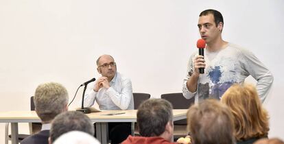 El edil Joxe Abaurrea, sentado, en un acto celebrado en Pamplona.