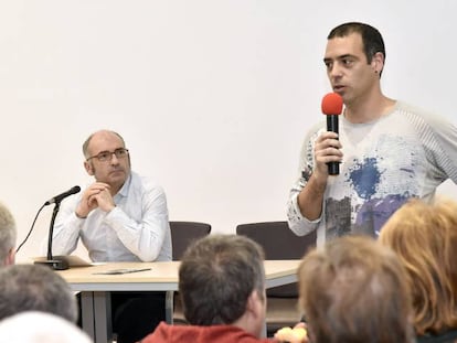 El edil Joxe Abaurrea, sentado, en un acto celebrado en Pamplona.