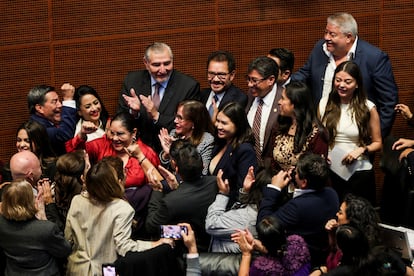 Senadores de Morena durante el debate de la reforma judicial, este martes en el transcurso de la mañana.