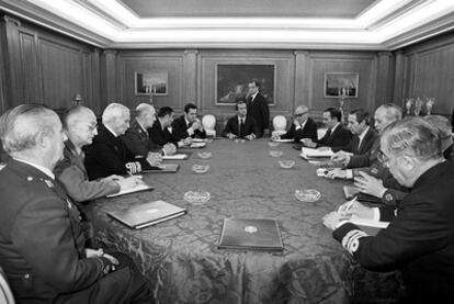 El rey Juan Carlos preside la reunión de la Junta de Defensa Nacional, tras el intento de golpe de Estado del 23-F. Laína es el tercero por la derecha.