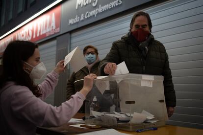 Una persona vota en una mesa electoral del Mercado St. Antoni en Barcelona, Cataluña.