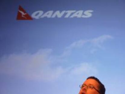 El director Ejecutivo de Quantas Arways Ltd., Alan Joyce, durante una conferencia de prensa. EFE/Archivo
