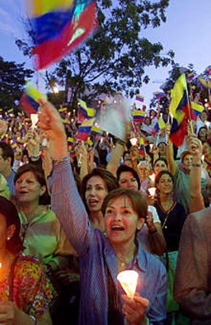 Opositores a Chávez se manifiestan en un barrio residencial de Caracas.