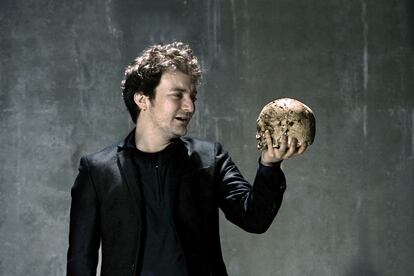 El actor Pol López durante su actuación en la obra &#39;Hamlet&#39; de William Shakespeare realizada en el Teatre Lliure