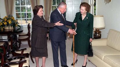 La ex primera ministra británica Margaret Thatcher visita a Pinochet en su arresto domiciliario (1999).