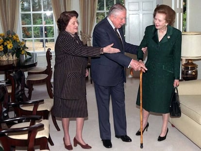 La ex primera ministra británica Margaret Thatcher visita a Pinochet en su arresto domiciliario (1999).