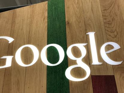 Logotipo de Google em uma loja de Los Angeles (EUA).