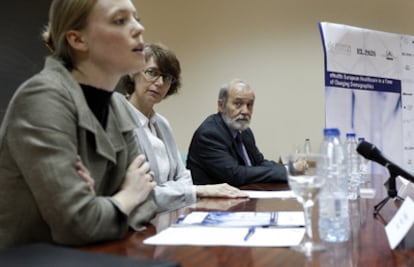 José Luis Monteagudo escucha la intervención de Erika Widegren (izquierda), directora ejecutiva de Atomium Culture, junto a Valeria Camporesi, de la Universidad Autónoma de Madrid (UAM), durante las jornadas organizadas por la UAM, Atomium Culture y EL PAÍS en Madrid.