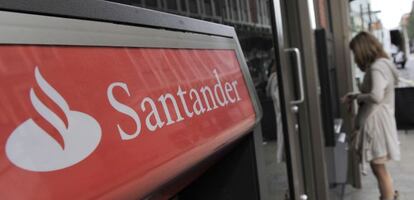 Imagen del cajero autom&aacute;tico de una sucursal del Banco Santander. EFE/Archivo