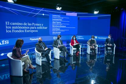 De izquierda a derecha, algunos de los participantes en el Foro Fondos Europeos 2022, celebrado a mediados de febrero en Madrid: Alicia González, editorialista de EL PAÍS; Lorenzo Amor, presidente de ATA; Luis Aribayos, secretario general de la Cepyme; Marta García Mandaloniz, profesora de Derecho Mercantil de la Universidad Carlos III, de Madrid; Inmaculada Riera, directora general de la Cámara de Comercio de España, y Albert Figueras, subdirector general y director de Empresas, Negocios y Autónomos de Banco Sabadell.