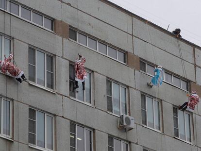 Bomberos rusos vestidos de 'Ded Moroz', el Papá Noel ruso, trepan por la fachada del hospital pediátrico Morozovskaya, en Moscú (Rusia) 