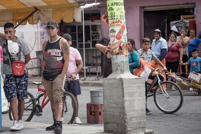 Los vecinos se amontonan afuera de la vivienda ante los gritos de los familiares. El comandante de la estación de bomberos, Adolfo Oribe, asegura que muchas personas de este municipio de casi 400.000 habitantes no creen en la existencia de la covid-19 y que no siguen las recomendaciones de las autoridades. Según Oribe, la gente no llama a emergencias hasta que se encuentra en una situación crítica por temor a morir solos en un hospital.