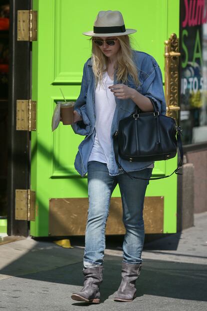 El aspecto tejano
	Las normas han cambiado. Ahora est bien visto mezclar rayas con cuadros e incluso varias prendas denim a la vez. Dakota Fanning se atreve incluso a combinar el mix con botas cowboy.