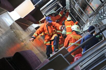 Equipos de rescaten tratan de mantener el equilibrio en el interior del tren Los equipos de rescate tratan de mantener el equilibrio dentro de un tren de cercanías que descarriló en las afueras de Yakarta (Indonesia).