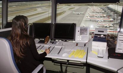 Controladora a&eacute;rea en la torre de Madrid-Barajas.