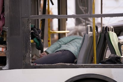 El cuerpo de un civil muerto en el interior de un autobús alcanzado por un ataque ruso en la ciudad de Sumi (Ucrania), este domingo.