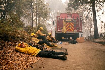 Un grupo de bomberos descansa cerca de North Fork.