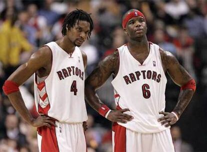 Chris Bosh y Jermaine O'Neal durante el partido.