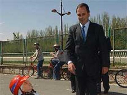 José Antonio Alonso, durante su visita al Parque Infantil de Tráfico de León.