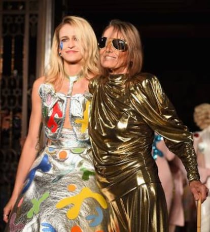 Anita Pallenberg (derecha) con la modelo Alice Dellal desfilando durante la London Fashion Week en septiembre de 2016.