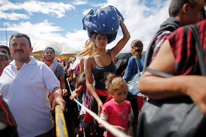 Una mujer espera para cruzar hacia Colombia, en busca de alimentos y medicinas, en San Antonio del Táchira, Venezuela, 17 de julio de 2016.