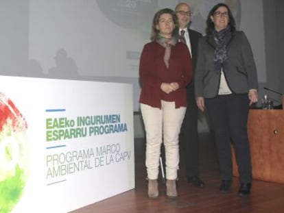 Ana Oregi, junto a Josean Galera y Alejandra Iturrioiz en la presentación del Programa Marco Ambiental 2020.