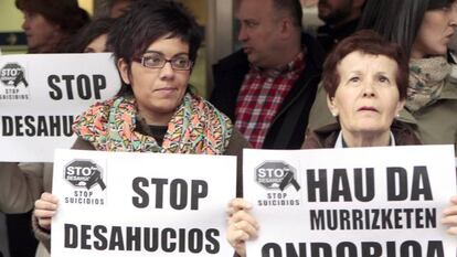 Grupo de manifestantes contra los desahucios.